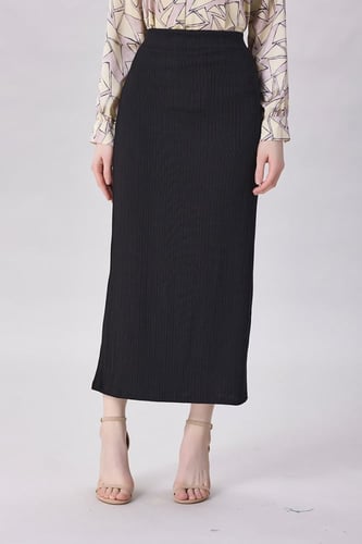 تنورة مقلم اسود ميدي