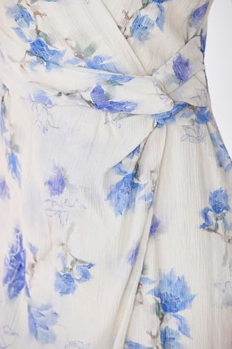 فستان كريب ناعم اوف وايت بنقشة الورد الأزرق