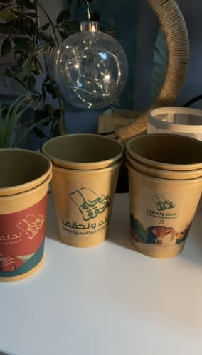 كوب ورقي بثيم اليوم الوطني