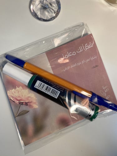 توزيعات يوم المعلم ( معلمات ) قلم عشوائي حبة