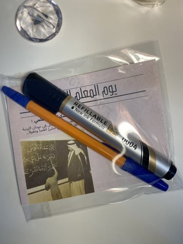 توزيعات يوم المعلم ( معلمين ) قلم عشوائي حبة