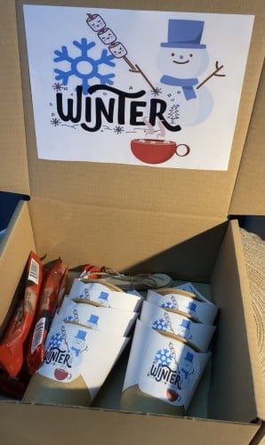 بوكس الشتاء يحتوي على ( 6 أكواب ورقية + 6 أظرف قهو...