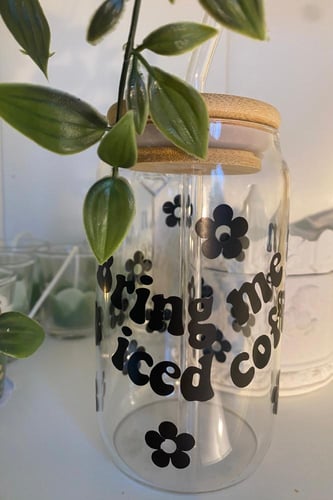 كوب قهوة زجاجي مع مصاصه زجاجيه