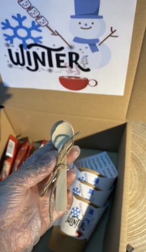 بوكس الشتاء يحتوي على ( 6 أكواب ورقية + 6 أظرف قهو...