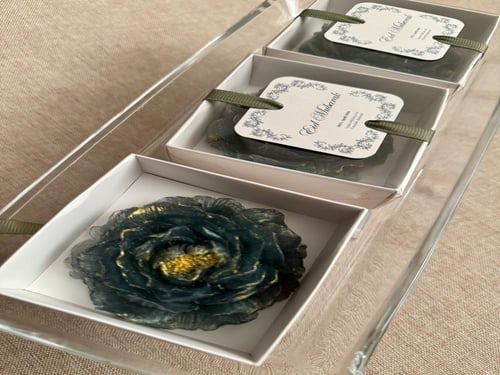 توزيعات صابون الجوري باللون الاخضر الغامق