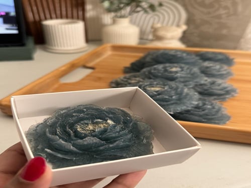 توزيعات صابون الجوري باللون الاخضر الغامق