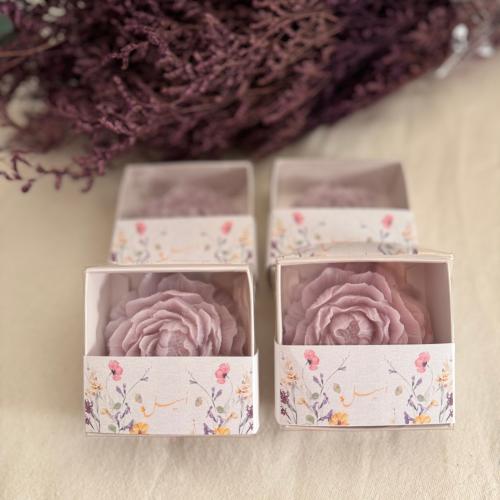 توزيعات صابون الجوري باللون الموف