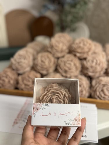 توزيعات صابون الجوري باللون البيج