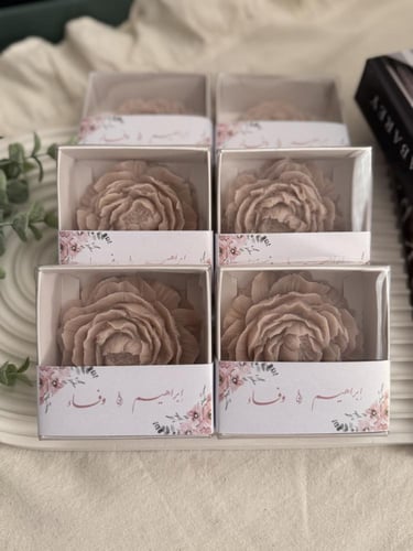 توزيعات صابون الجوري باللون البيج