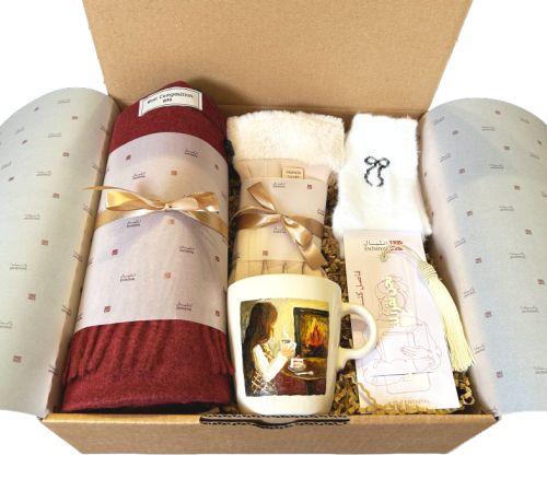 بوكس شتوي - كوب الفتاة في المقهى