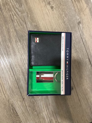 طقم محفظة تومي