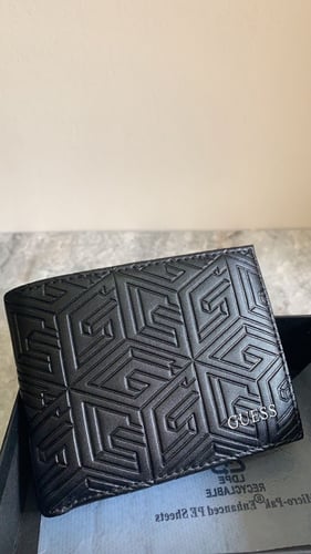 محفظة guess