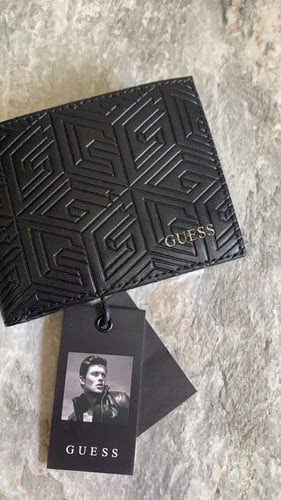 محفظة guess