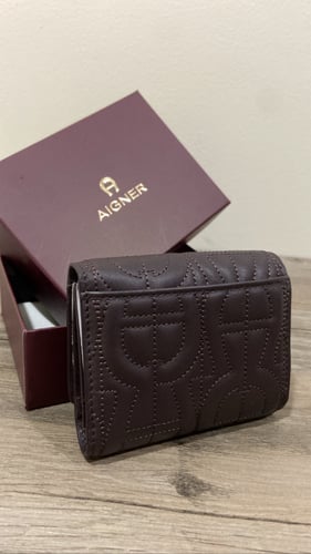 محفظة aigner