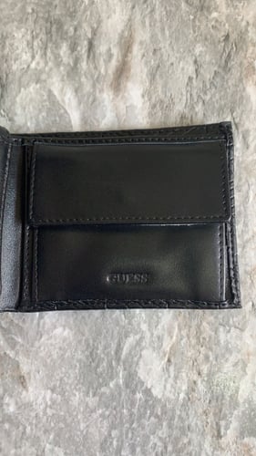 محفظة guess