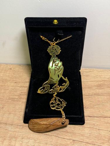 مطلية ذهب يد مع وردة