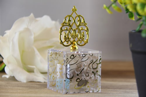 علبة إكريليك بحروف عربية