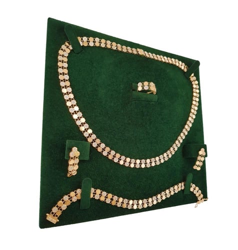 طقم ذهب - عيار 18- 25.07 جرام تقريباً