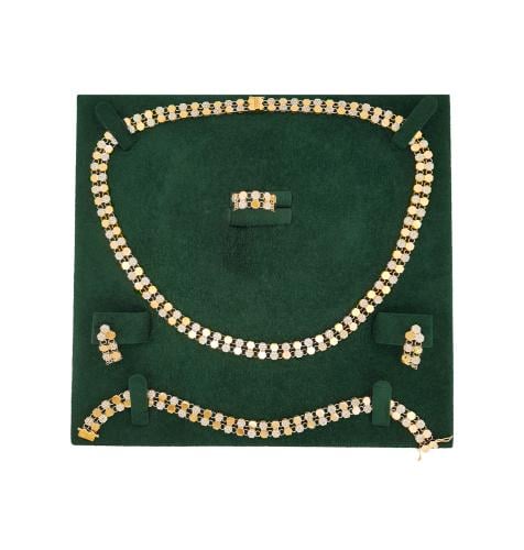 طقم ذهب - عيار 18- 25.07 جرام تقريباً