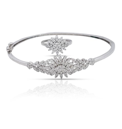 طقم ذهب ابيض - عيار 18- 30.330 جرام تقريباً