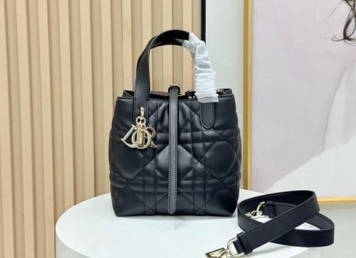 شنطة ليدي فاخرة ميني بتصميم مبطن