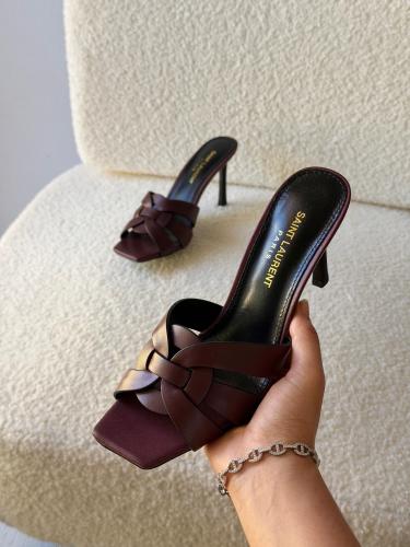 صندل كعب نسائي فاخر من Saint Laurent