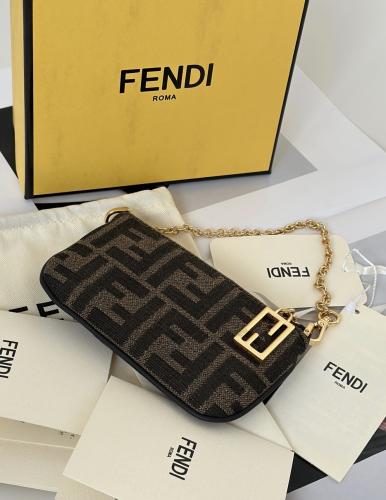 ميني باوتش فاخرة بسلسلة ذهبية – ستايل Fendi