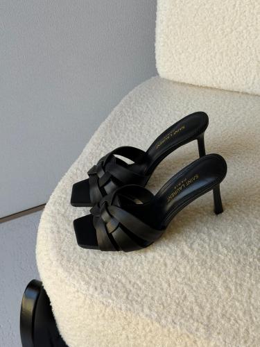 صندل كعب نسائي فاخر من Saint Laurent
