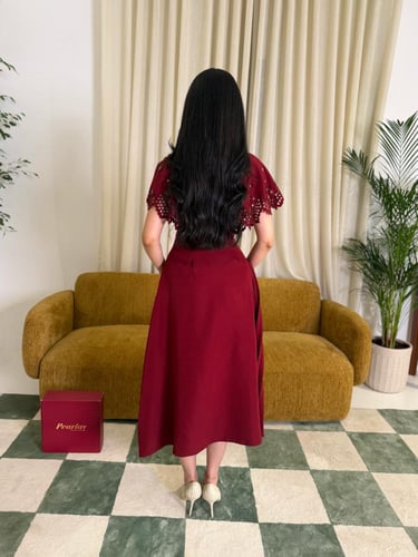 فستان بتطريز عنابي وكسرات جانبية