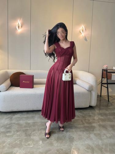 فستان بورغندي أنيق بقصة كورسيه وشيفون