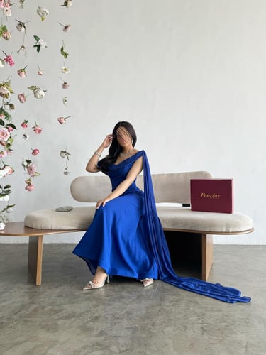 فستان سهرة ازرق بذيل من الكتف