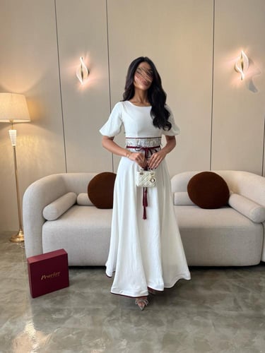 فستان أبيض بخصر مطرّز