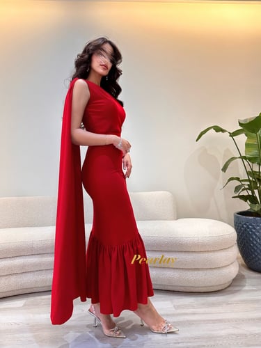 فستان احمر بكتف واحد