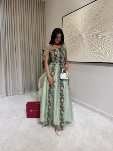 فستان تول مينتي مطرّز بزهور وردية