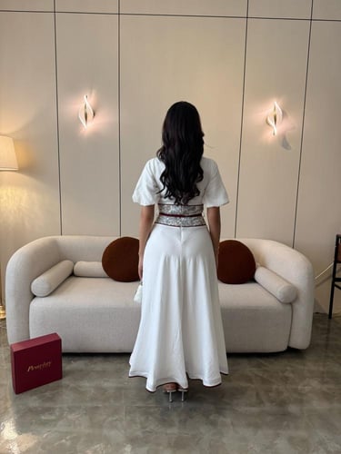 فستان أبيض بخصر مطرّز