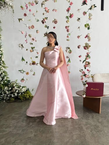 فستان سهره وردي بذيل على الكتف