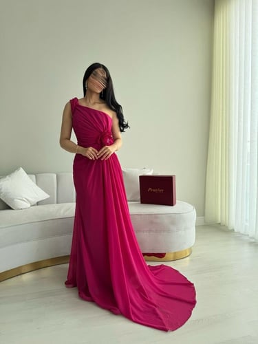 فستان فوشي بوردة على الخصر