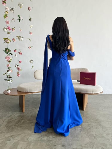 فستان سهرة ازرق بذيل من الكتف