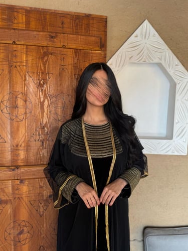جلابية “مجد التأسيس” المخملية الذهبية