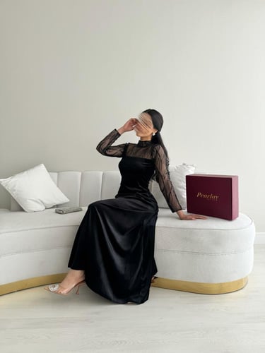 فستان مخمل اسود شك صدر واكمام