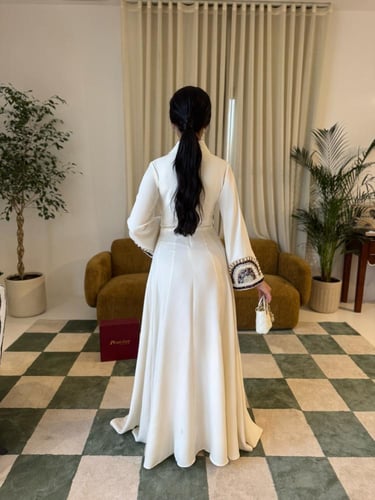 فستان أبيض بأكمام مطرّزة