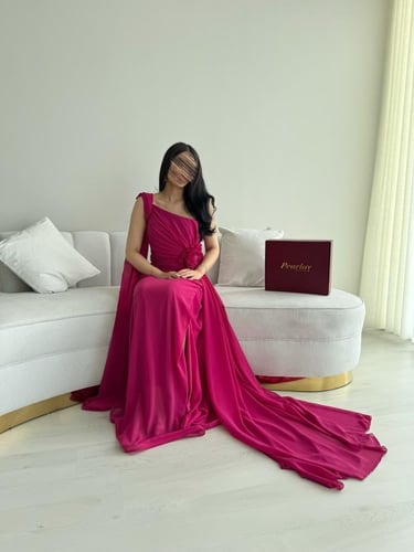 فستان فوشي بوردة على الخصر