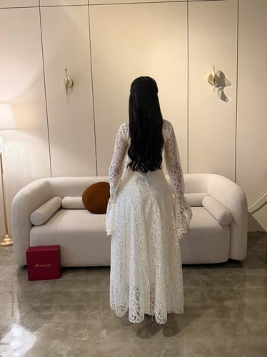 فستان الدانتيل الكلاسيكي