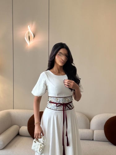 فستان أبيض بخصر مطرّز