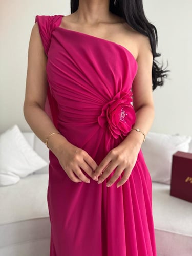 فستان فوشي بوردة على الخصر