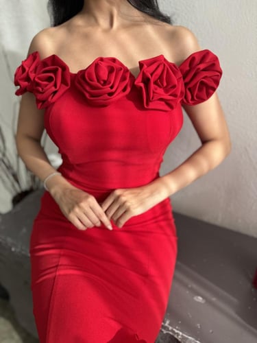 فستان احمر ميدي ورود بالصدر
