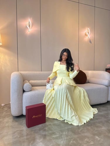 فستان بليسيه طويل بلون الزبدة