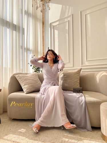 فستان رمادي بأكمام طويله ريش