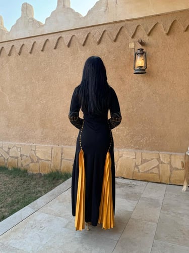 جلابية التأسيس اسود مع كسرات اصفر