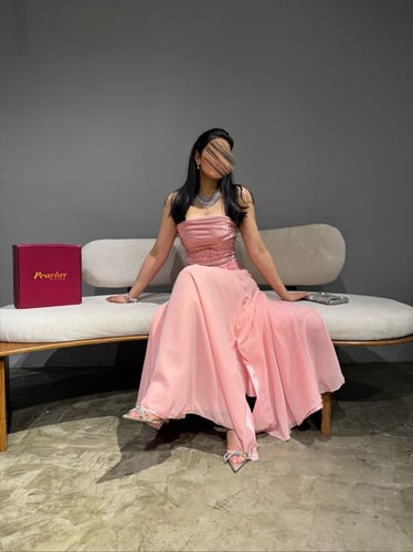 فستان وردي بشك على الخصر